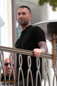 Adam Levine filming "Extra" at the Grove in Los Angeles - photo: Splash