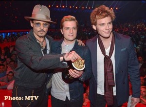 Johnny Depp, Josh Hutcherson and Sam Claflin pose at the MTV Movie Awards 2014 - photo: MTV