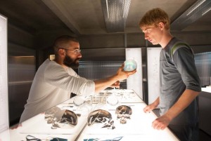 Oscar Isaac and Domhnall Gleeson in Ex Machina (2015) 